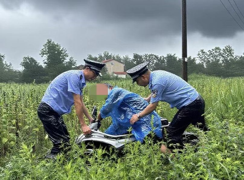 暴雨突至 段店派出所民警三分钟救援暖人心